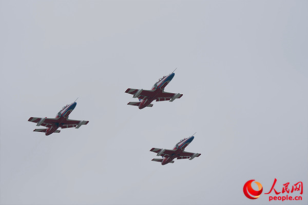 空军“红鹰”飞行表演队首次出国赴老挝飞行表演